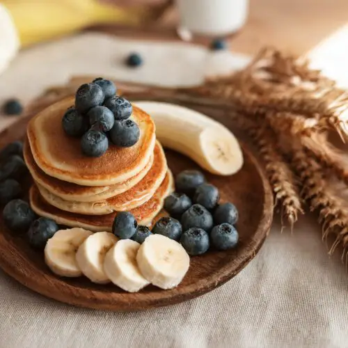 Pancakes aus Banane dekoriert mit Heidelbeeren und Banane für Babys