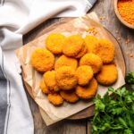 Nuggets aus roten Linsen für Babys auf einem Teller