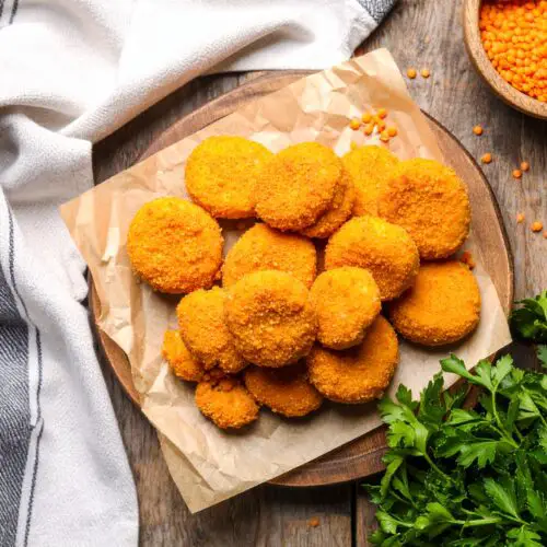 Nuggets aus roten Linsen für Babys auf einem Teller