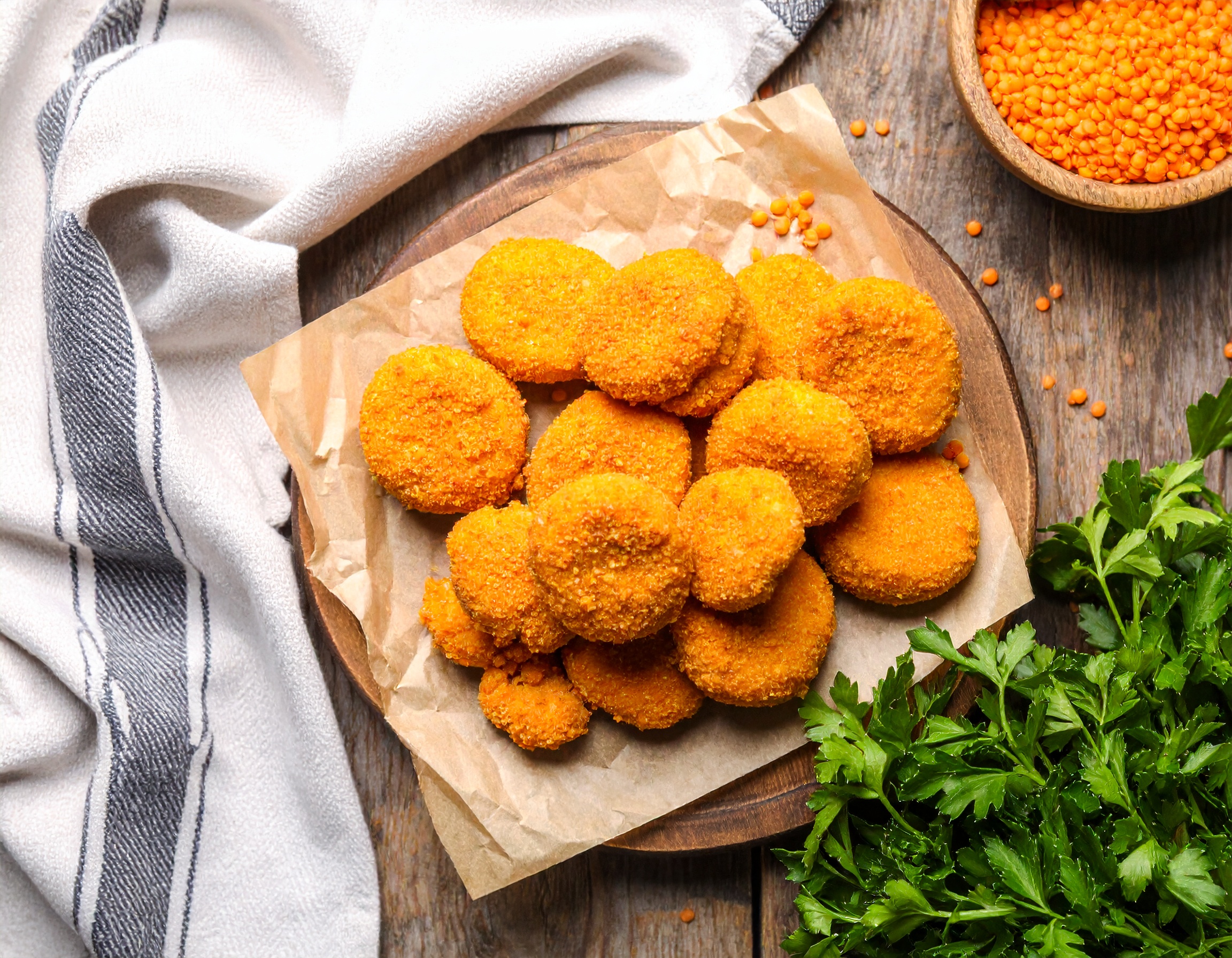 Firefly_nuggets aus roten Linsen, boho, holztisch, helles küchentuch, von oben 942435