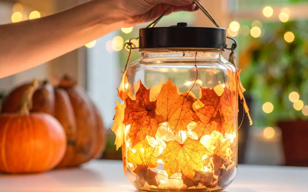 DIY-Windlicht im Herbst: Bastelidee für Kinder mit Blättern