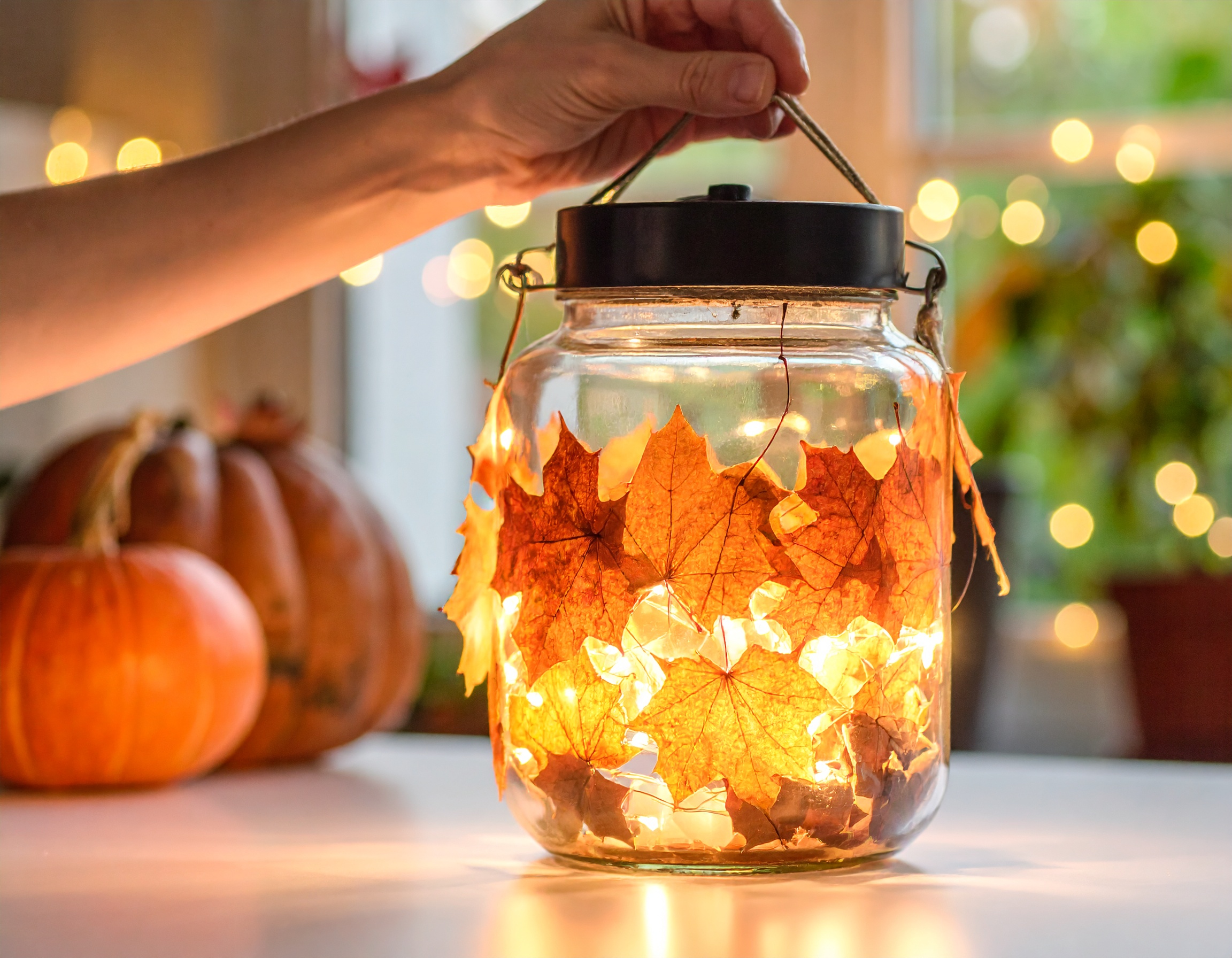 Firefly_ein altes glas mit bastelkleber benetzen und dann getrocknete herbstblätter komplett 833069 Herbst DIY mit Kind, Windlicht basteln, Herbst