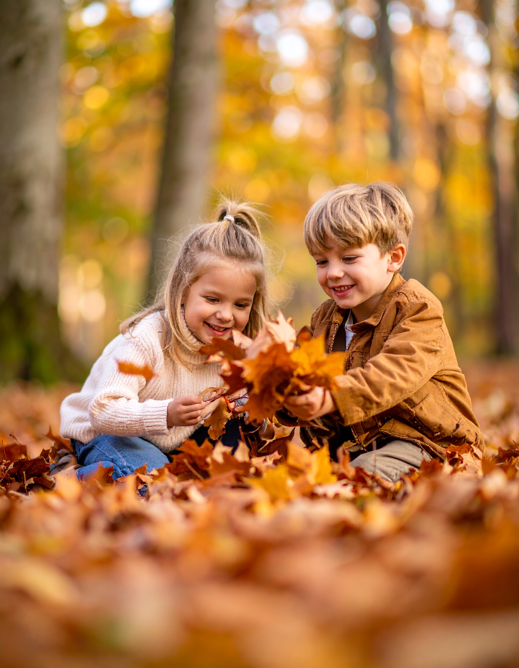 Firefly_herbst, wald, kinder, spielen 123905 Kinder im Wald in einem Blätterberg im Herbst